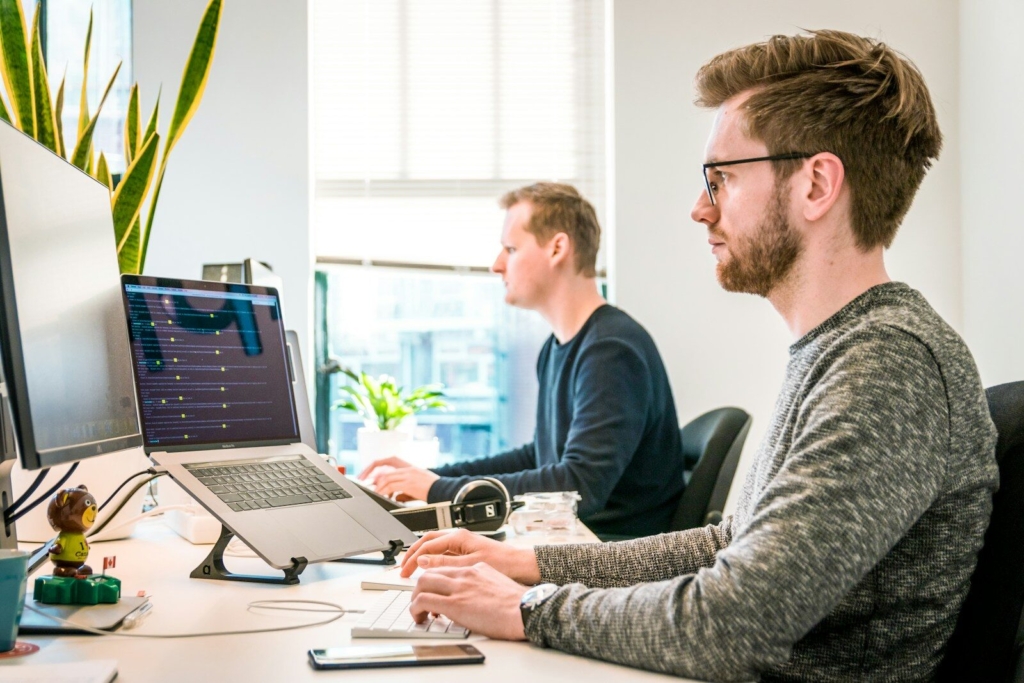 Shopify developer vs Shopify expert: who should you hire?