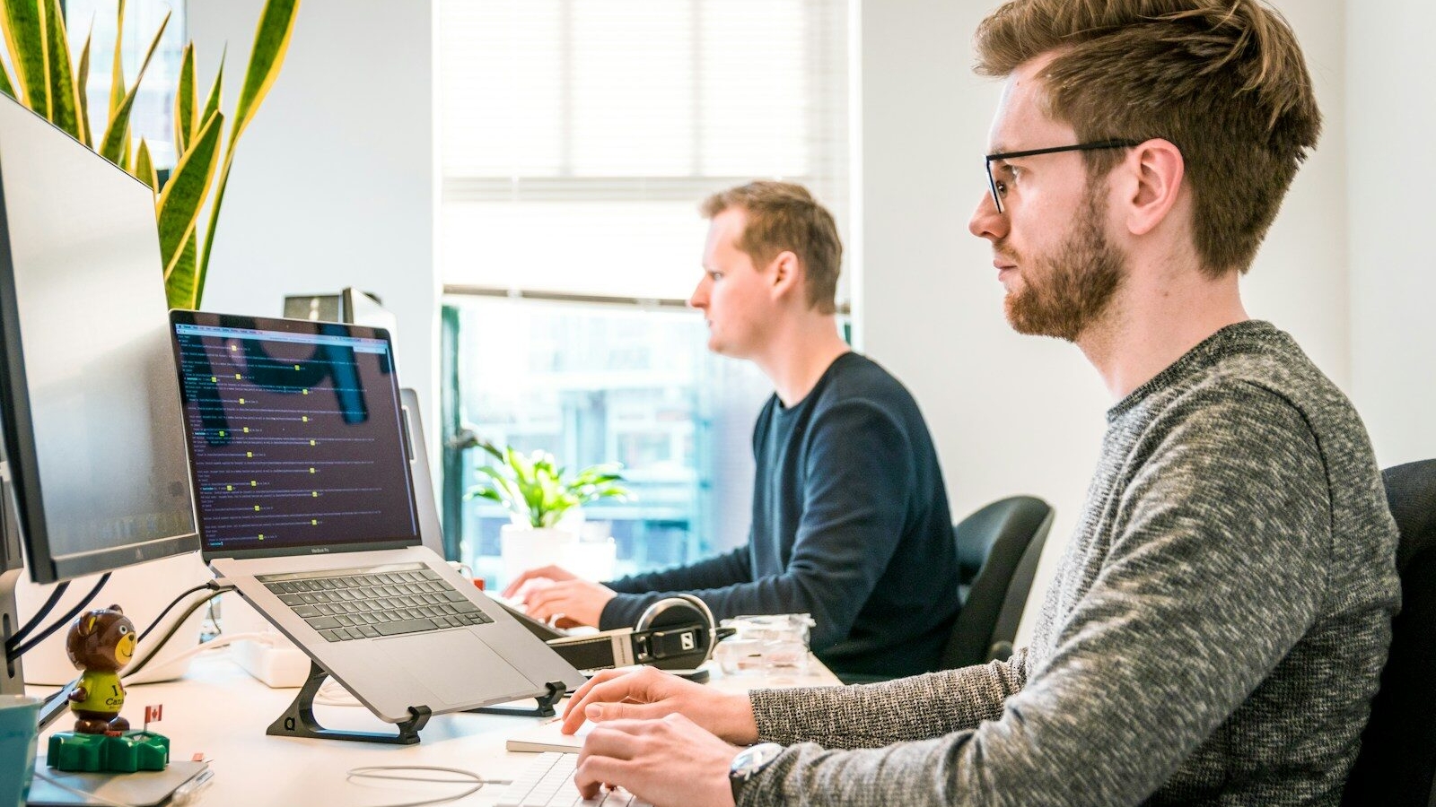 Shopify developer vs Shopify expert: who should you hire?